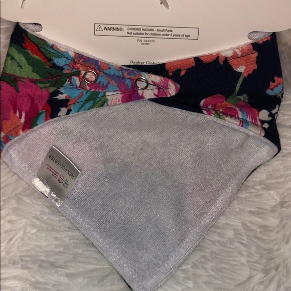 Ava Olivia baby bib, booties & hair bow set (3PCS) - Picture 3 of 4